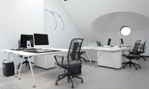 Bureau moderne avec postes de travail épurés, chaises ergonomiques et éclairage soigné, idéal pour le métier d'ergonome.