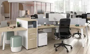 Aménagement bureau moderne avec postes de travail modulables, cloisons acoustiques grises et mobilier épuré.