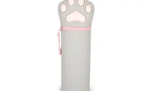 Trousse silicone Legami en forme de patte de chat grise avec fermeture éclair rose.