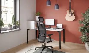 Bureau moderne avec fauteuil ergonomique, ordinateur, guitare accrochée au mur. La tendance peinture bureau s'inspire de couleurs chaudes et naturelles.