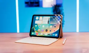 Une tablette avec clavier et stylet, illustrant la différence entre tablette et ordinateur portable pour un usage polyvalent.
