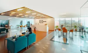 Un accueil moderne et lumineux, avec des canapés confortables et des espaces tertiaires bien aménagés, invitant à la détente et au travail.