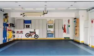 Aménagement d'atelier impeccable : surf, vélo, rangements, tout est à sa place pour un espace fonctionnel et organisé.