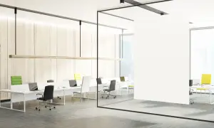 Bureau moderne avec postes de travail épurés, murs en bois clair et chaises colorées. Une tendance déco bureau professionnel qui allie fonctionnalité et esthétique.
