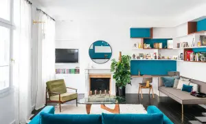 Un coin salon moderne avec canapé bleu, fauteuil vert, étagères murales turquoise et bureau intégré. Idées pour que mettre dans un coin de salon.