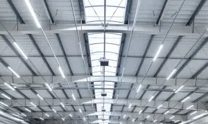 Plafond d'entrepôt moderne avec éclairage LED et lanterneaux, conforme aux normes nf x35-203/iso 7730.