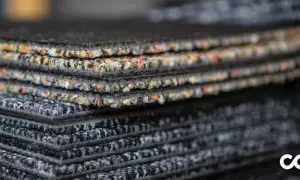 Échantillons de moquette empilés, montrant la texture et les couleurs variées. Une vision claire de la durée de vie d'une moquette.