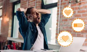 Homme fatigué bâillant, avec des icônes de cœur, de batterie faible et de groupe. Comment réduire la fatigue pour retrouver énergie et bien-être.