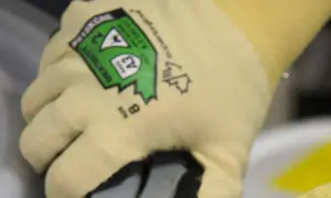 Gant de protection jaune avec étiquette verte indiquant le type de gants de protection et la taille 8.