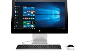 Un ordinateur pas portable, un écran HP avec Windows 10, un clavier et une souris, prêt pour le travail ou le jeu.