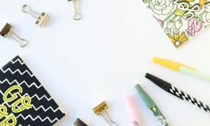 Bureau de Legami avec carnets, stylos et trombones. Prêt pour la recharge stylo Legami et la création.
