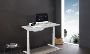 Bureau moderne avec plan de travail ergonomique, ordinateur, horloge et vue sur la nature. Une idée pour un espace de travail inspirant.