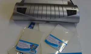 Plastifieuse Quigg avec pochettes pour plastifier à chaud. Idéal pour choisir votre plastifieuse et protéger vos documents.