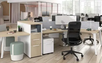 Aménagement bureau moderne avec postes de travail modulables, cloisons acoustiques grises et mobilier épuré.