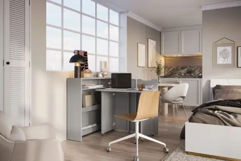 Bureau compact et lit dans une chambre, optimisant l'espace.