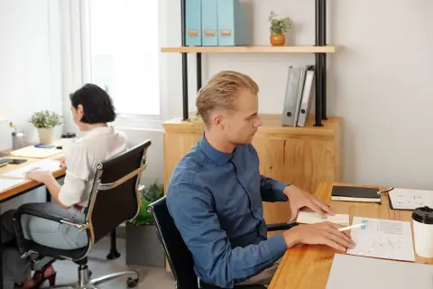 Un homme et une femme travaillent dans des bureaux séparés. Mon employeur me demande de changer de bureau, mais je préfère rester ici.