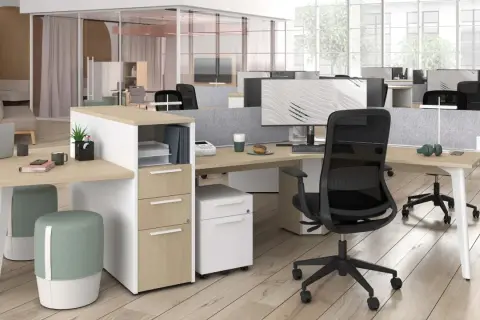 Aménagement bureau moderne avec postes de travail modulables, cloisons acoustiques grises et mobilier épuré.