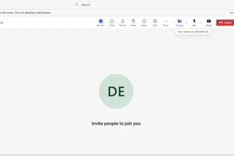 Test caméra Teams : icône caméra désactivée, avec un message "Invite people to join you".