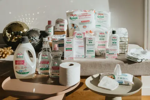 Une sélection de produits d'hygiène et d'entretien écologiques Love & Green, mettant en avant des produits recyclés pour un quotidien plus sain.