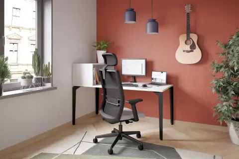 Bureau moderne avec fauteuil ergonomique, ordinateur, guitare accrochée au mur. La tendance peinture bureau s'inspire de couleurs chaudes et naturelles.