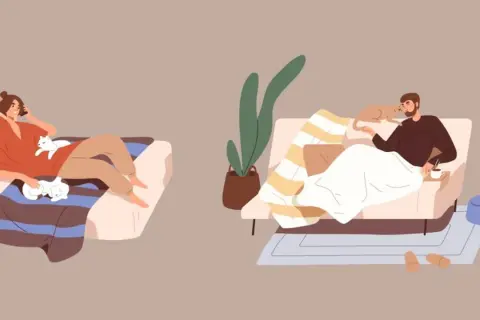 Un homme et une femme profitent d'un moment de pause repos, chacun avec un chat sur le canapé.
