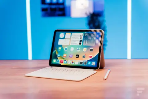 Une tablette avec clavier et stylet, illustrant la différence entre tablette et ordinateur portable pour un usage polyvalent.