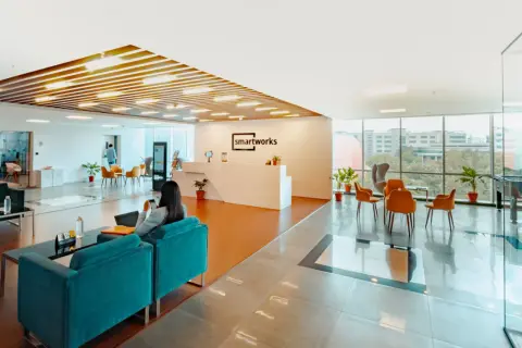 Un accueil moderne et lumineux, avec des canapés confortables et des espaces tertiaires bien aménagés, invitant à la détente et au travail.
