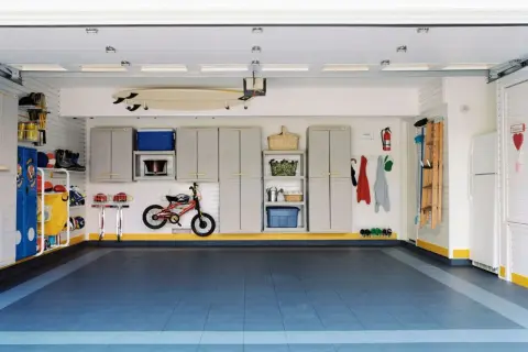 Aménagement d'atelier impeccable : surf, vélo, rangements, tout est à sa place pour un espace fonctionnel et organisé.