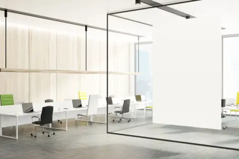 Bureau moderne avec postes de travail épurés, murs en bois clair et chaises colorées. Une tendance déco bureau professionnel qui allie fonctionnalité et esthétique.