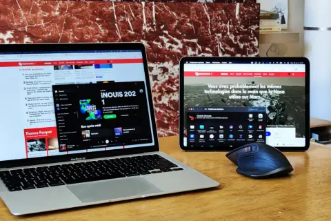 Un MacBook Air et une tablette affichent des articles de presse. La tablette ecran pc montre une image de Mars.