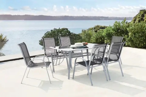 Table et chaises d'extérieur en aluminium, un inconvénient : peut chauffer au soleil. Vue sur mer.