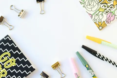 Bureau de Legami avec carnets, stylos et trombones. Prêt pour la recharge stylo Legami et la création.