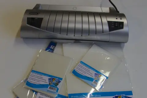 Plastifieuse Quigg avec pochettes pour plastifier à chaud. Idéal pour choisir votre plastifieuse et protéger vos documents.