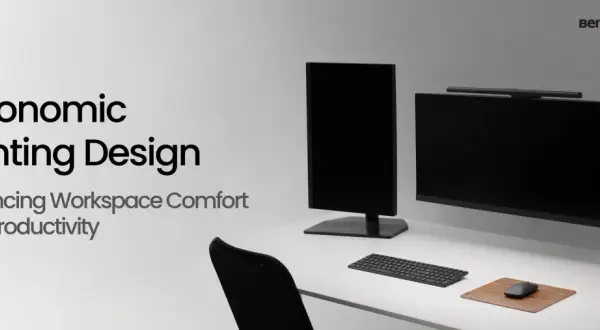 Bureau moderne avec deux écrans, clavier, souris et barre lumineuse. Le texte "Ergonomic Lighting Design" suggère une optimisation de la **norme éclairage lux** pour le confort.