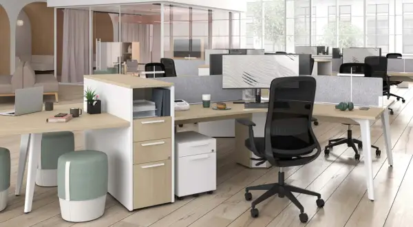 Aménagement bureau moderne avec postes de travail modulables, cloisons acoustiques grises et mobilier épuré.