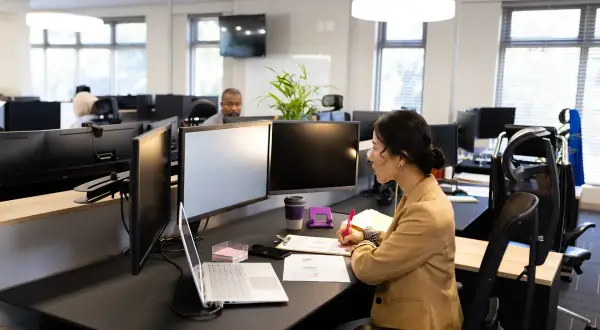 Bureau moderne avec postes de travail. La surface minimum du bureau respecte le code du travail, offrant espace et confort.