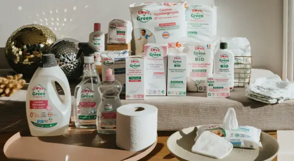 Une sélection de produits d'hygiène et d'entretien écologiques Love & Green, mettant en avant des produits recyclés pour un quotidien plus sain.
