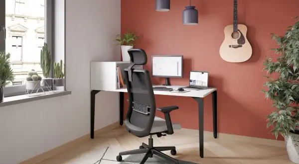 Bureau moderne avec fauteuil ergonomique, ordinateur, guitare accrochée au mur. La tendance peinture bureau s'inspire de couleurs chaudes et naturelles.