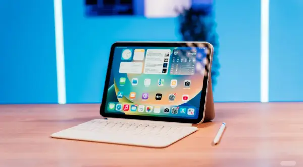 Une tablette avec clavier et stylet, illustrant la différence entre tablette et ordinateur portable pour un usage polyvalent.