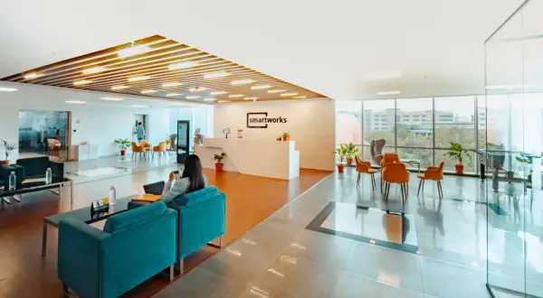 Un accueil moderne et lumineux, avec des canapés confortables et des espaces tertiaires bien aménagés, invitant à la détente et au travail.