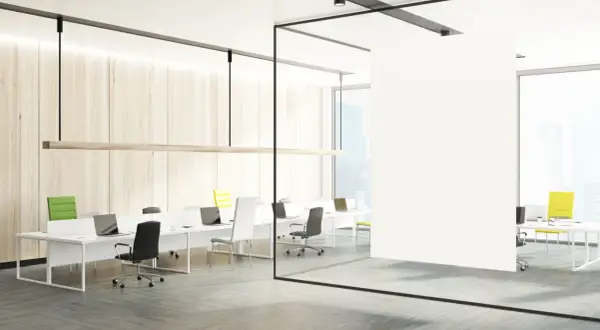 Bureau moderne avec postes de travail épurés, murs en bois clair et chaises colorées. Une tendance déco bureau professionnel qui allie fonctionnalité et esthétique.