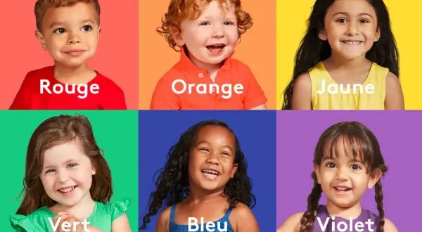 Six enfants souriants, chacun sur un fond de couleur vive. Le rouge, l'orange, le jaune, le vert, le bleu et le violet sont des couleurs favorisant l'apprentissage.