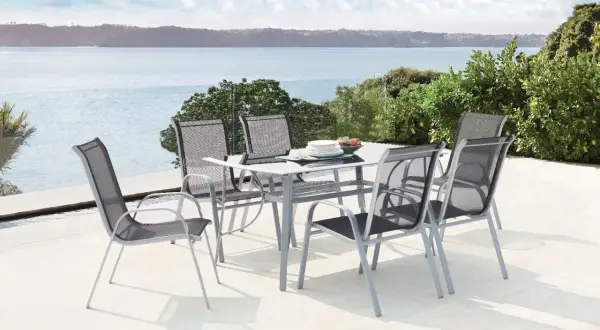Table et chaises d'extérieur en aluminium, un inconvénient : peut chauffer au soleil. Vue sur mer.