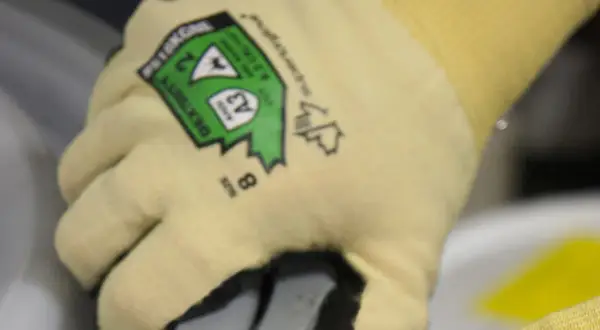 Gant de protection jaune avec étiquette verte indiquant le type de gants de protection et la taille 8.