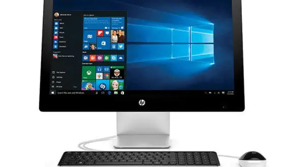 Un ordinateur pas portable, un écran HP avec Windows 10, un clavier et une souris, prêt pour le travail ou le jeu.