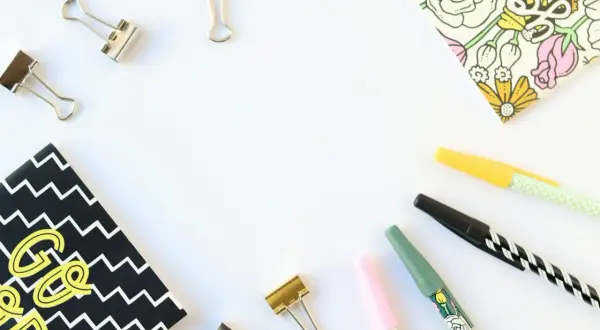 Bureau de Legami avec carnets, stylos et trombones. Prêt pour la recharge stylo Legami et la création.