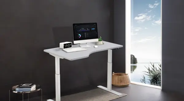Bureau moderne avec plan de travail ergonomique, ordinateur, horloge et vue sur la nature. Une idée pour un espace de travail inspirant.