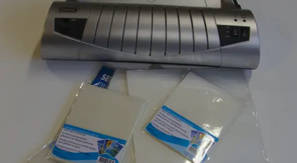 Plastifieuse Quigg avec pochettes pour plastifier à chaud. Idéal pour choisir votre plastifieuse et protéger vos documents.