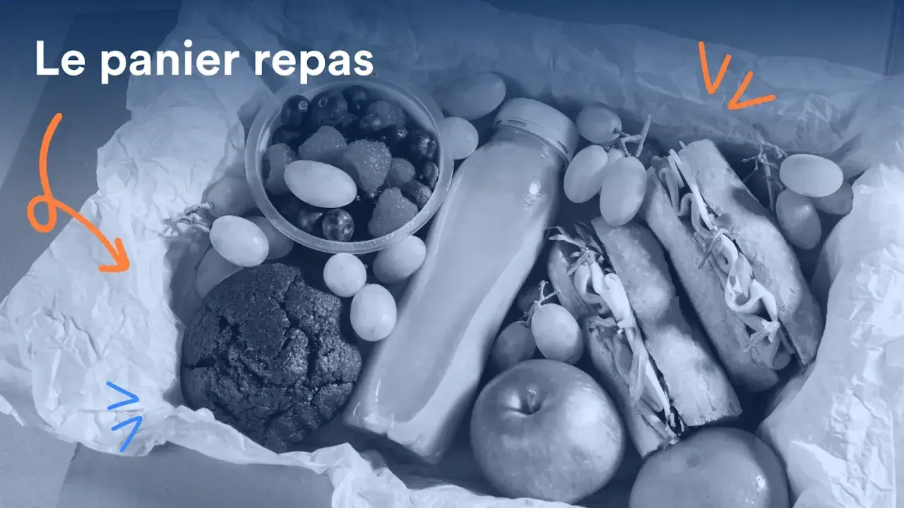 Un panier repas pour un repas d'entreprise obligatoire : sandwichs, fruits, cookie et boisson.