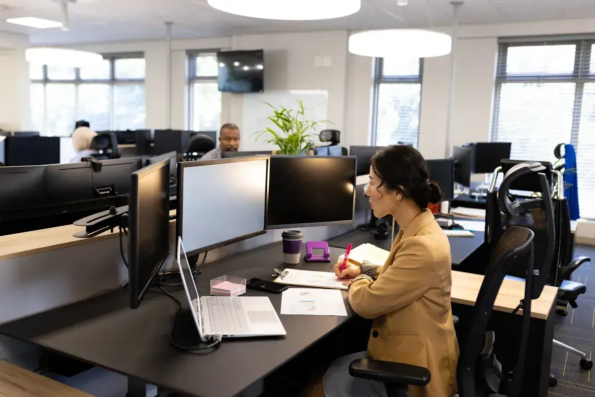 Bureau moderne avec postes de travail. La surface minimum du bureau respecte le code du travail, offrant espace et confort.
